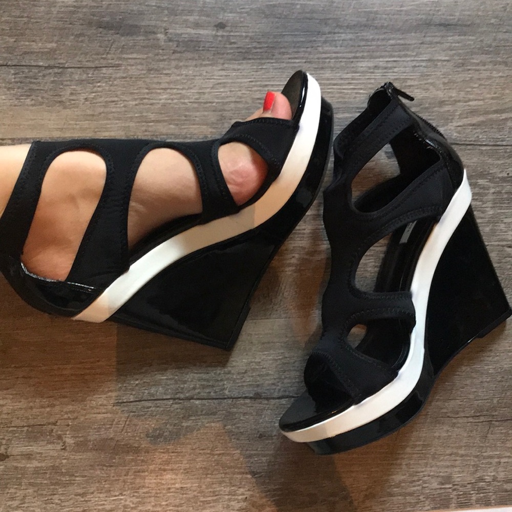 Simply Vera Wang - Black & White Wedges